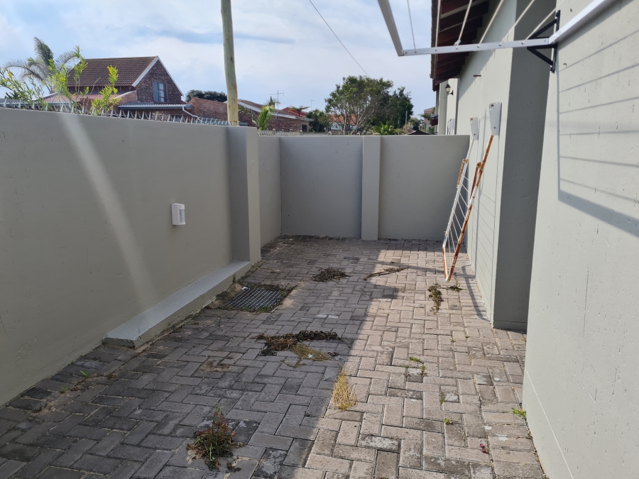 To Let 3 Bedroom Property for Rent in Wavecrest Eastern Cape